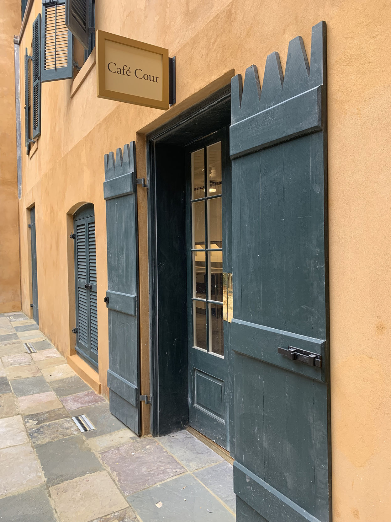 cour door